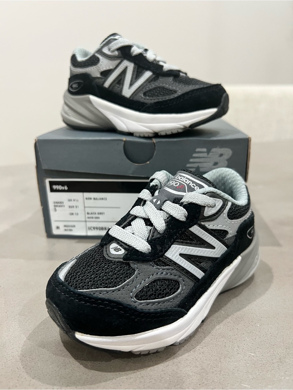 New Balance Kids Black and Gray 990v6 Sneakers - toddler size 5